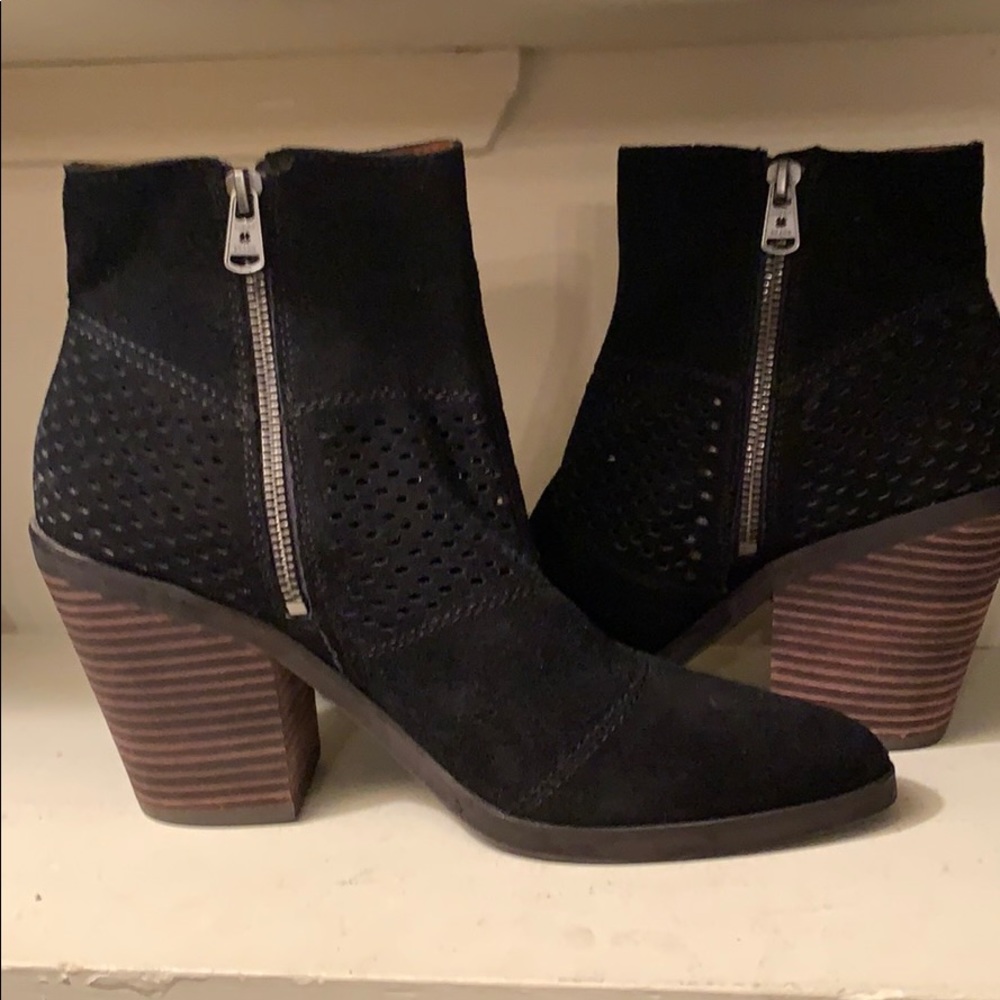 Lucky brand suede ankle boot